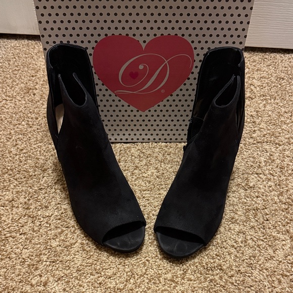 🌸 My Delicious Shoe: Black Peep-Toe Ankle Boot - Picture 2 of 6